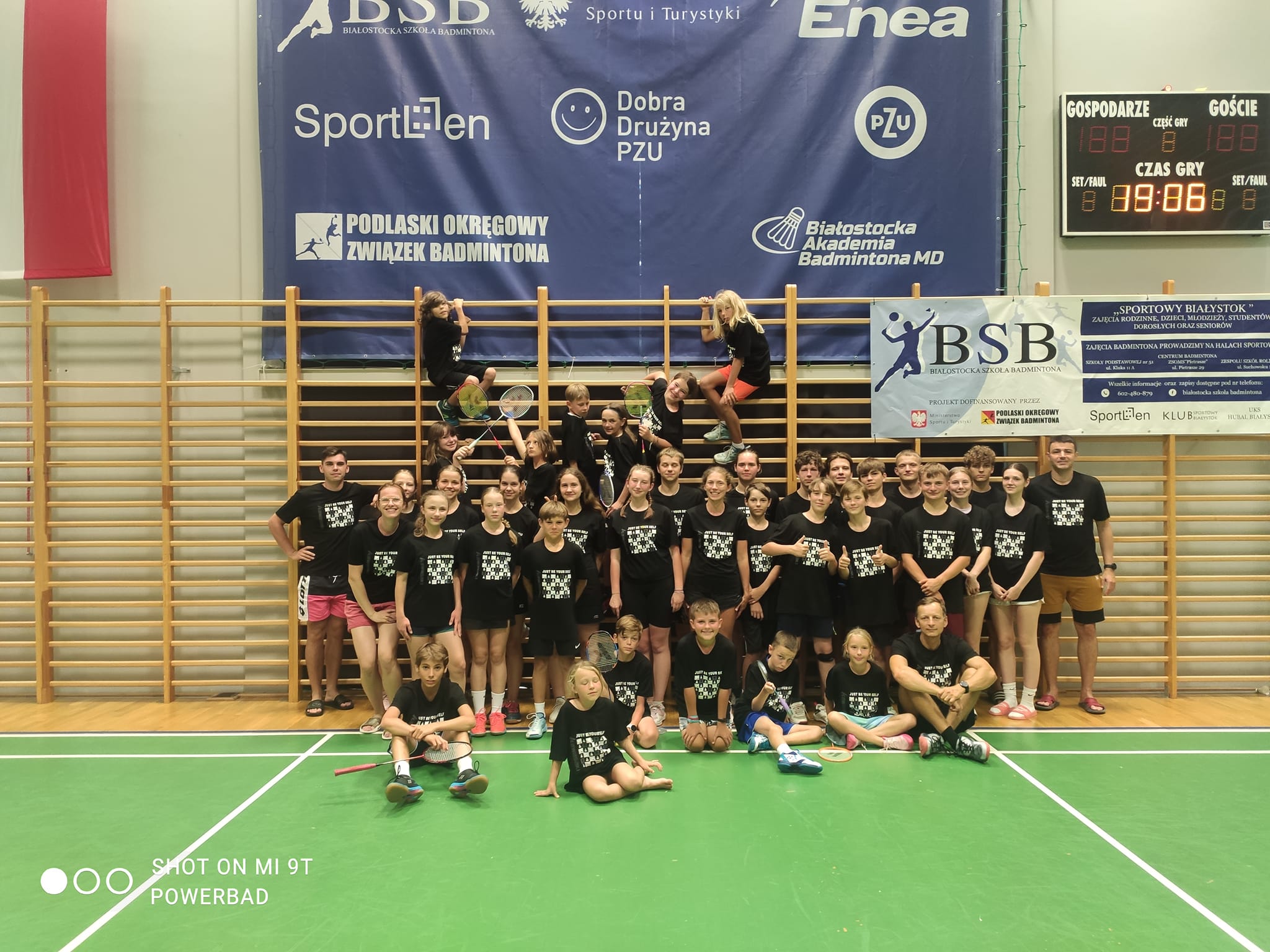 Zdjęcie grupowe uczestników technicznego obozu badmintonowego UKS PowerBad w Białymstoku 2023
