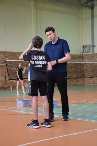 trening badmintona dla dzieci i młodzieży prowadzi Wojciech Szkudlarczyk