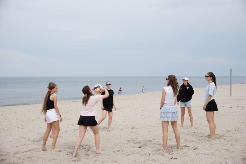 uczestniczki obozu badmintona kondycyjno – technicznego w Jastarni 07.2025 odbijają piłkę na plaży