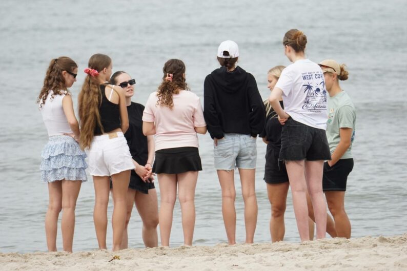 uczestnicy obozu badmintona kondycyjno – technicznego w Jastarni 07.2025 odpoczywają na plaży