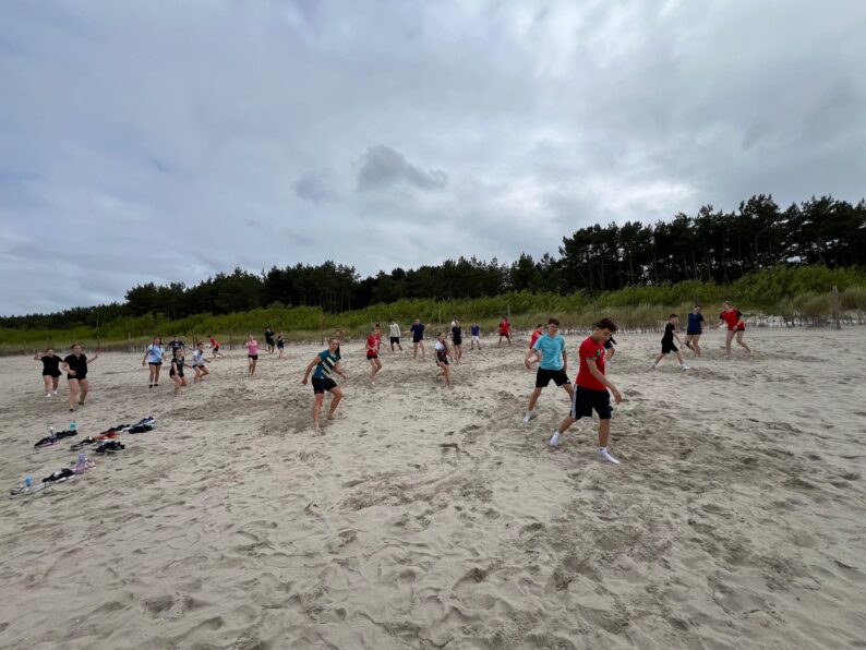 trening na plaży w trakcie obozu badmintona kondycyjno – technicznego w Jastarni 07.2025