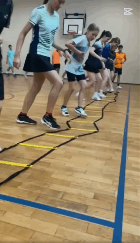 trening nóg w trakcie obozu badmintona kondycyjno – technicznego w Jastarni 07.2025