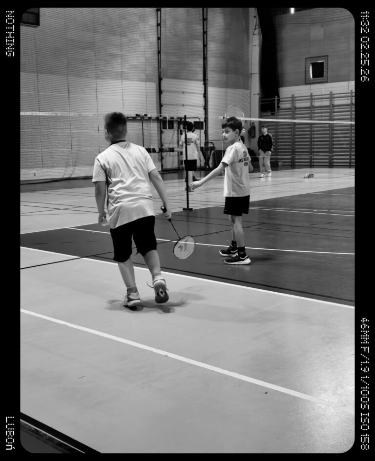 Międzynarodowy Zimowy Obóz Badmintona 2026 - młodzi zawodnicy na korcie z rakietami